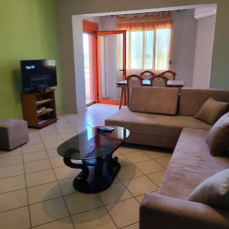Me Pamje Nga Deti Ne Apartamento